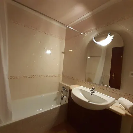 Vplaza Private Garage,balcony&pool View Flat Apartman